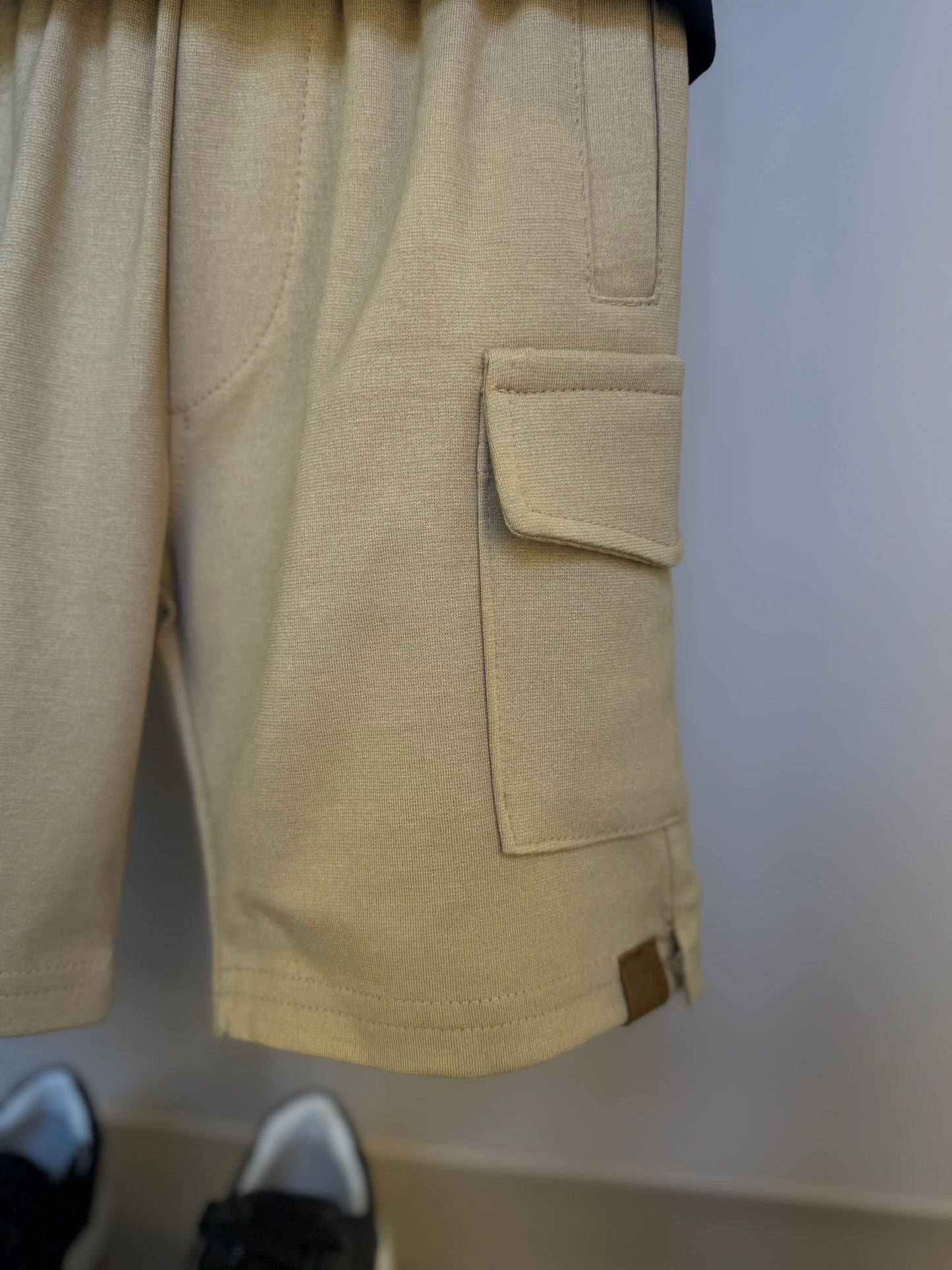 Conjunto Infantil Camiseta Algodão Teddy Pima Listrada e Bermuda Ponto Roma Bolsos Cargo Bege - Dame