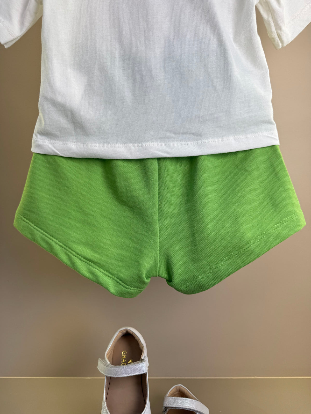 Conjunto Infantil Blusa Hello Kitty e Shorts Verde - Momi