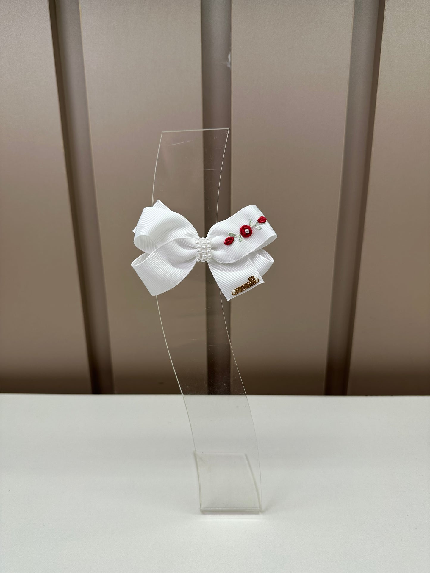 Laço Bebê Pérolas Flores Bordadas Vermelhas - Roana