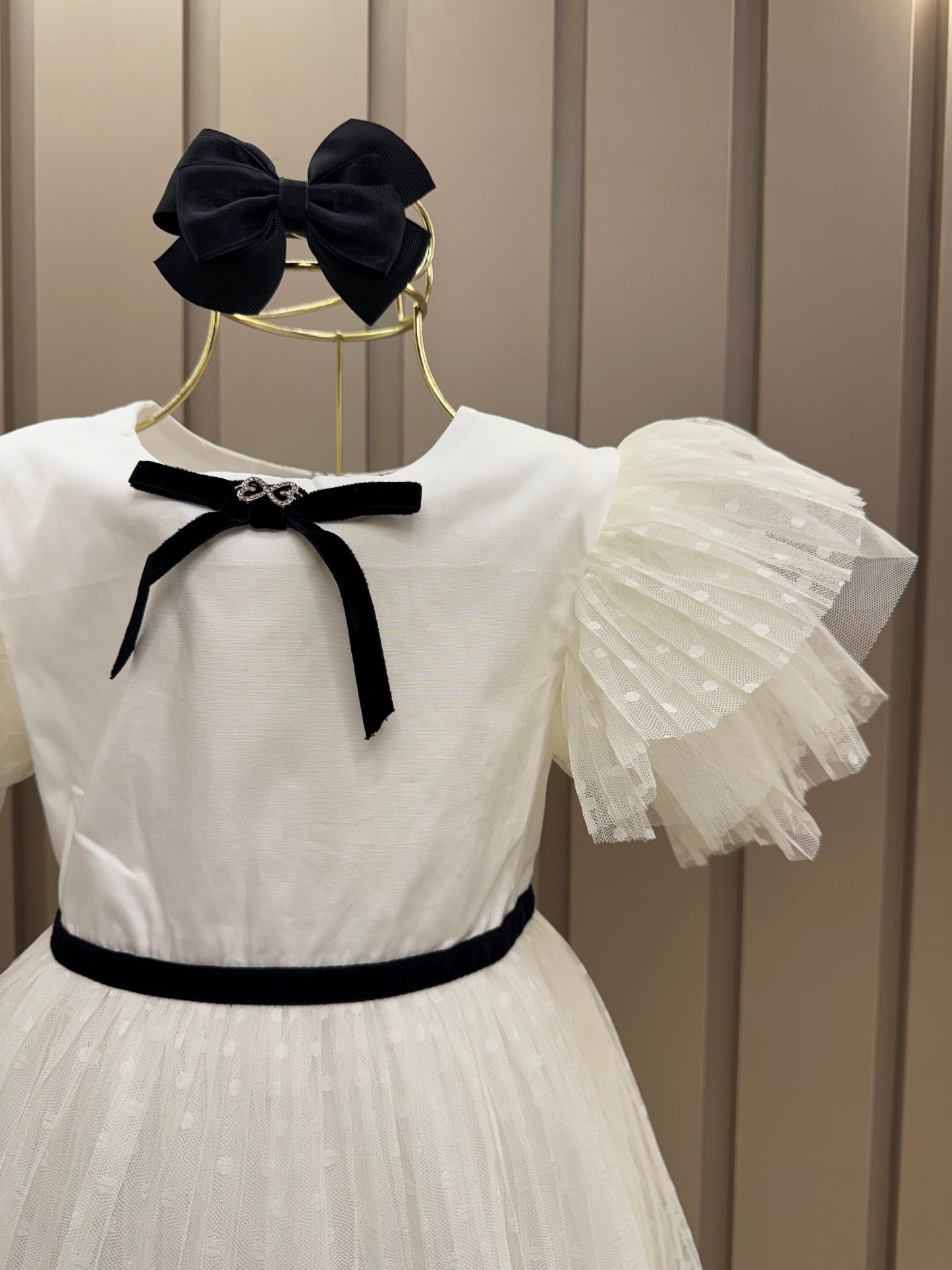 Vestido Infantil Conceito Tule Poá Rodado Aplicações e Laço Veludo Off White - Luluzinha