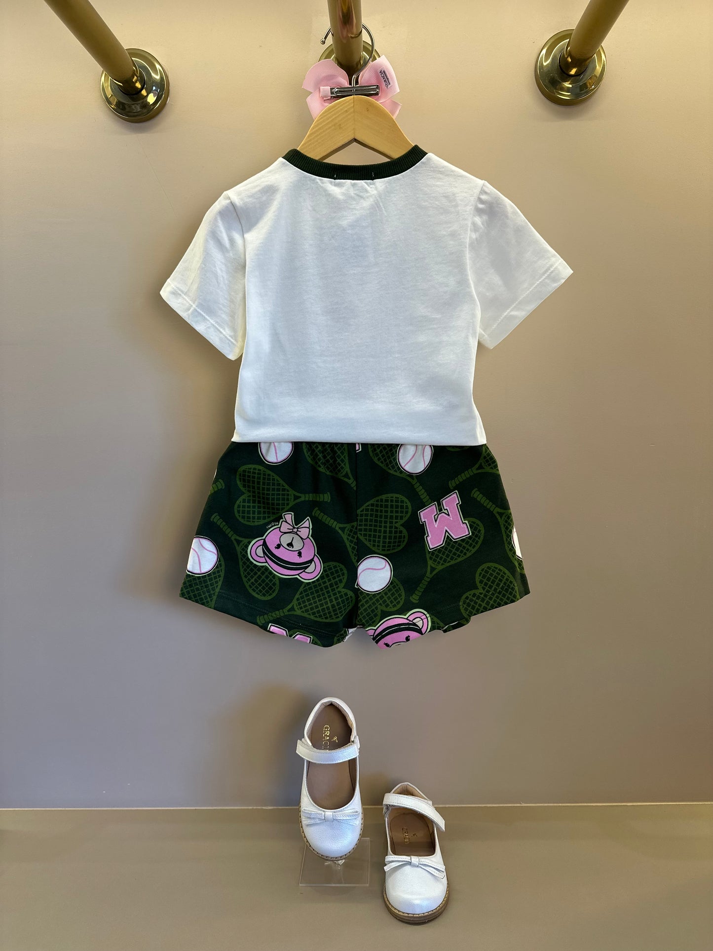 Conjunto Infantil Blusa Champion Tennis Club Pérola e Shorts Verde Musgo - Momi Mini