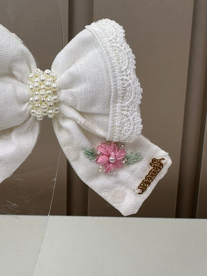 Laço Infantil Puffer Pontas Marfim Aplicação Rendas e Pérolas Flores Bordadas - Roana