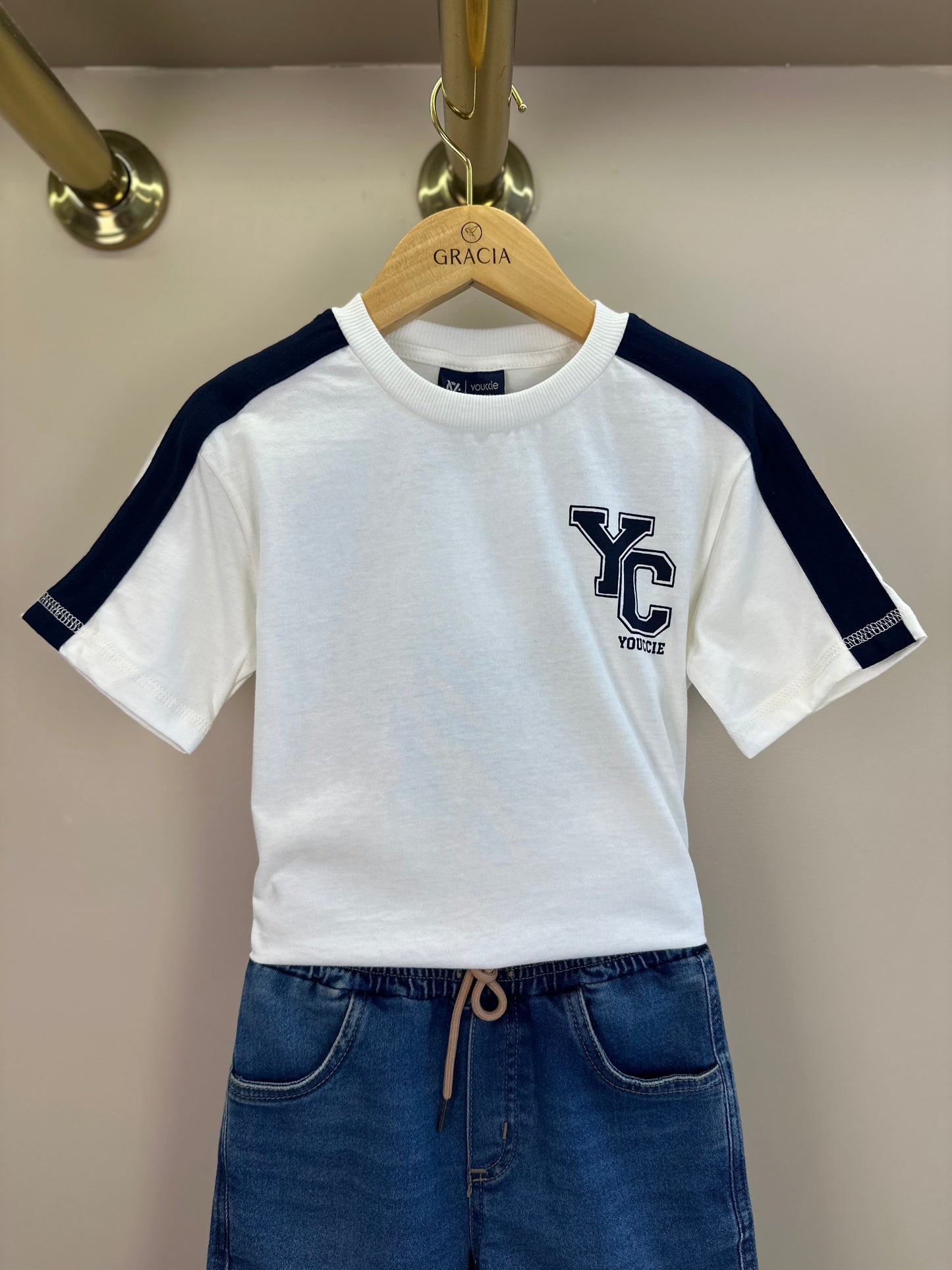 Conjunto Infantil Camiseta Branca Faixa Azul Urso Costas e Bermuda Jeans - Youccie
