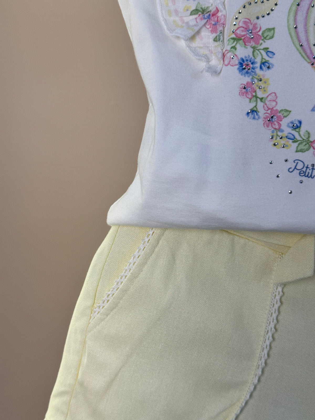 Conjunto Infantil Blusa Strass Estampa Florais Mangas Babadinho e Shorts Amarelo - Petit Cherie