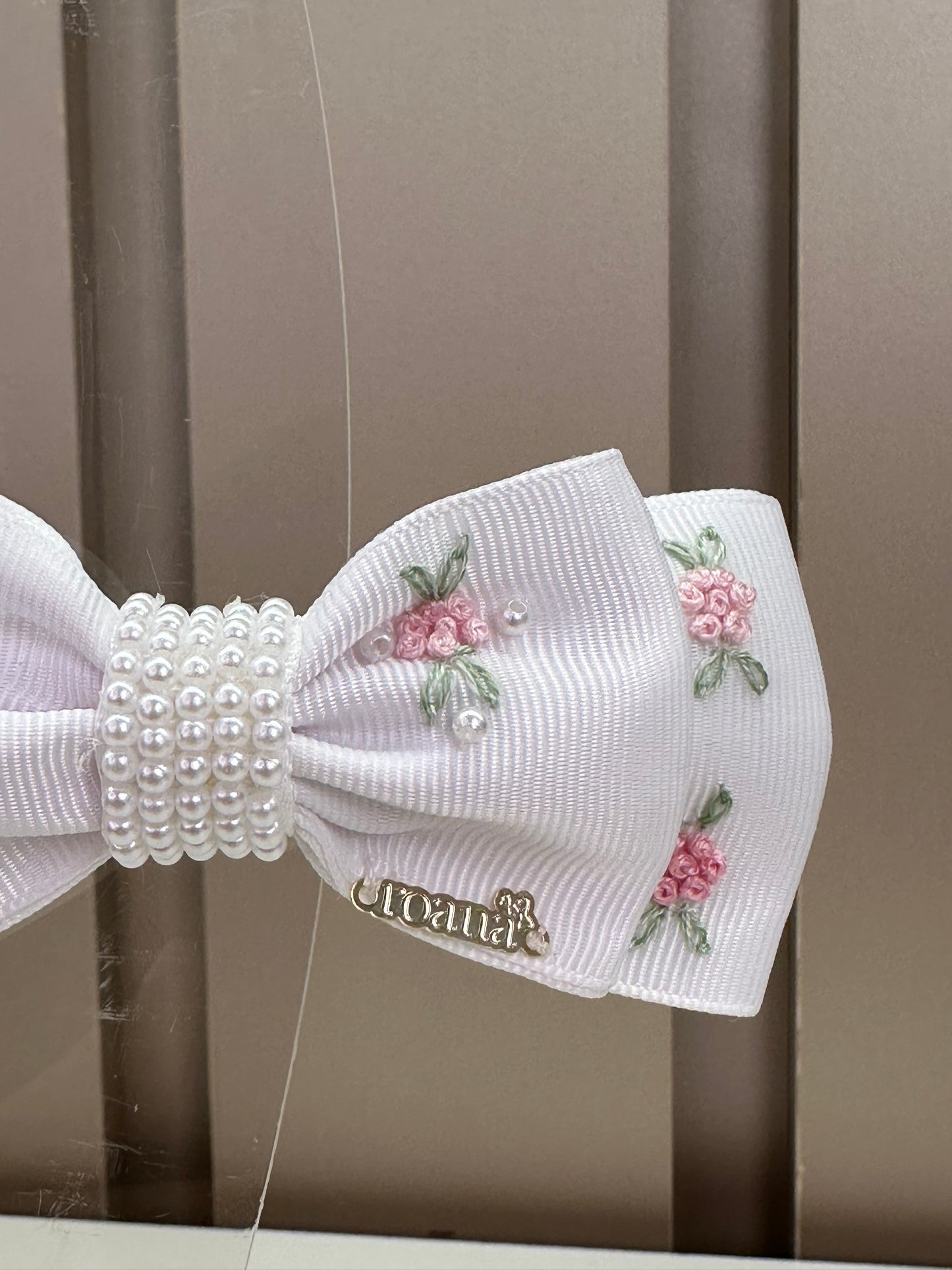 Presilha Infantil Laço Branco Bordado Flores e Miolo Pérolas- Roana