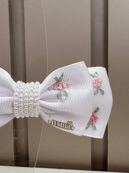Presilha Infantil Laço Branco Bordado Flores e Miolo Pérolas- Roana
