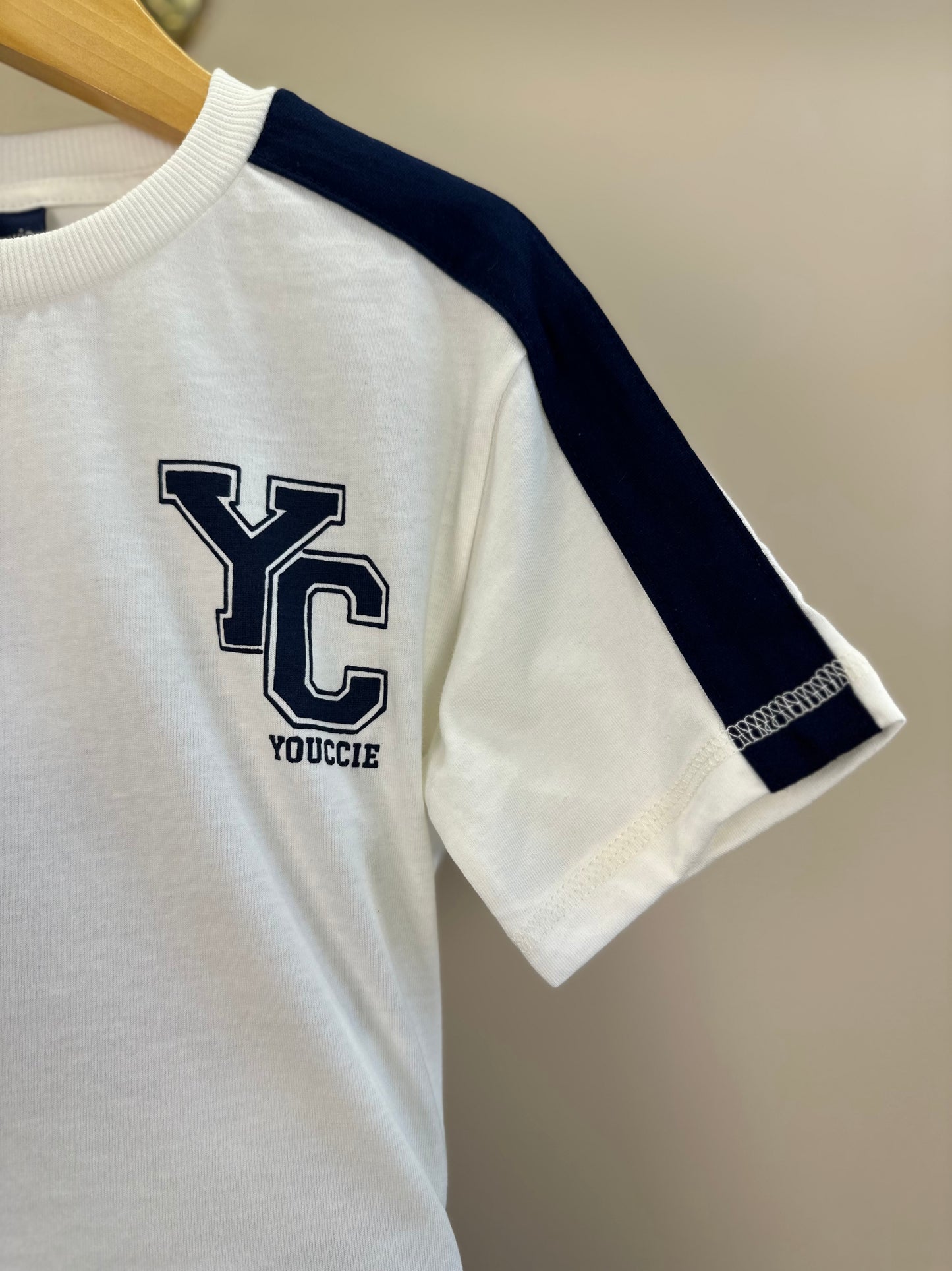 Conjunto Infantil Camiseta Branca Faixa Azul Urso Costas e Bermuda Jeans - Youccie