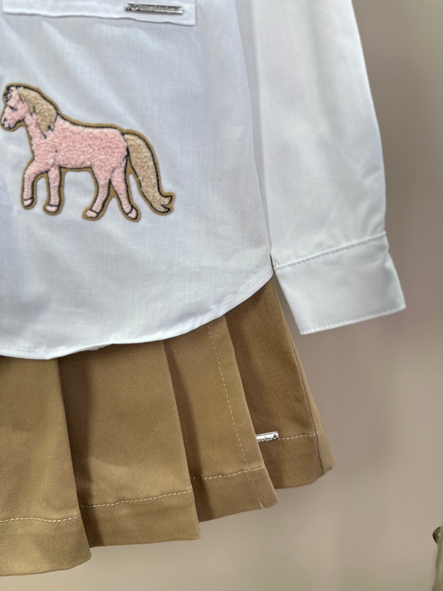 Conjunto Infantil Camisa Algodão Patches Laços e Cavalinho e Saia Sarja Bege - Pituchinhus