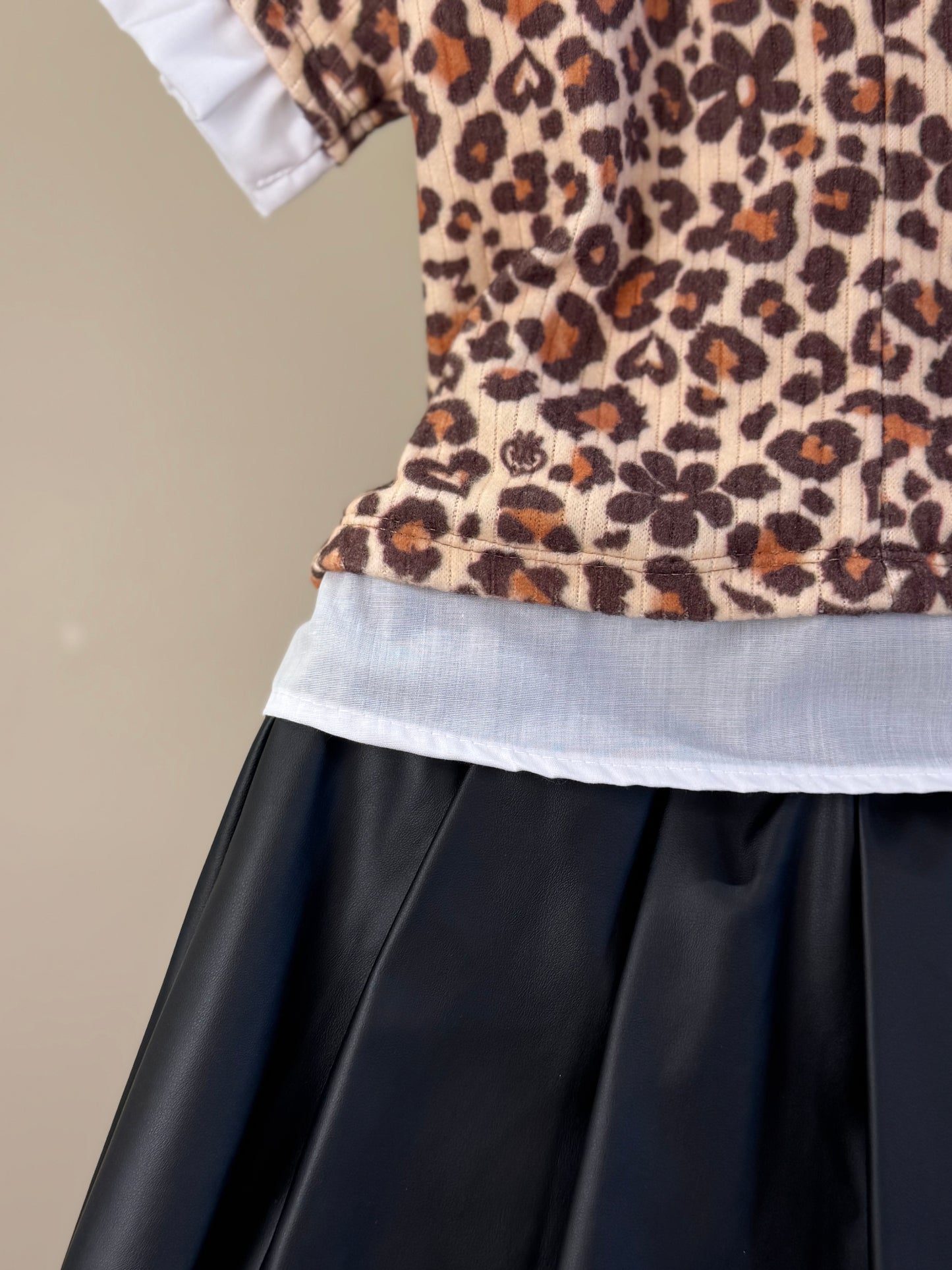 Conjunto Infantil Blusa Estampa Oncinha e Saia-Short Like Leather Preto - Gabriela Aquarela