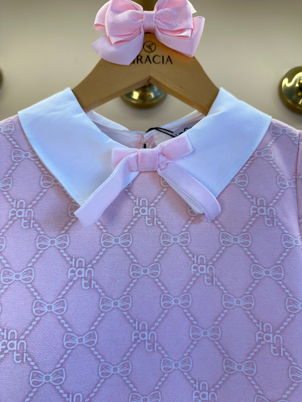 Vestido infantil Monograma Rosa com Gola Lacinho - Infanti