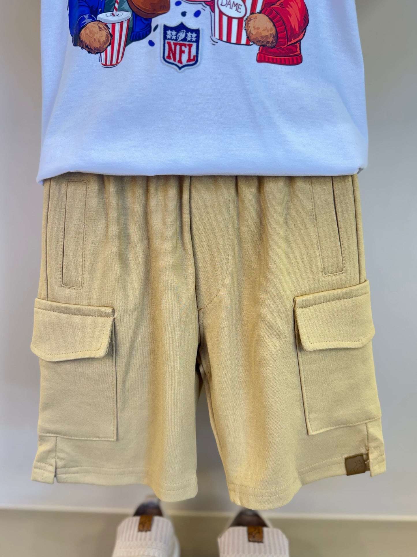 Conjunto Infantil Camiseta Algodão NFL Teddy Torcedores e Bermuda Ponto Roma Bolsos Cargo Bege - Dame