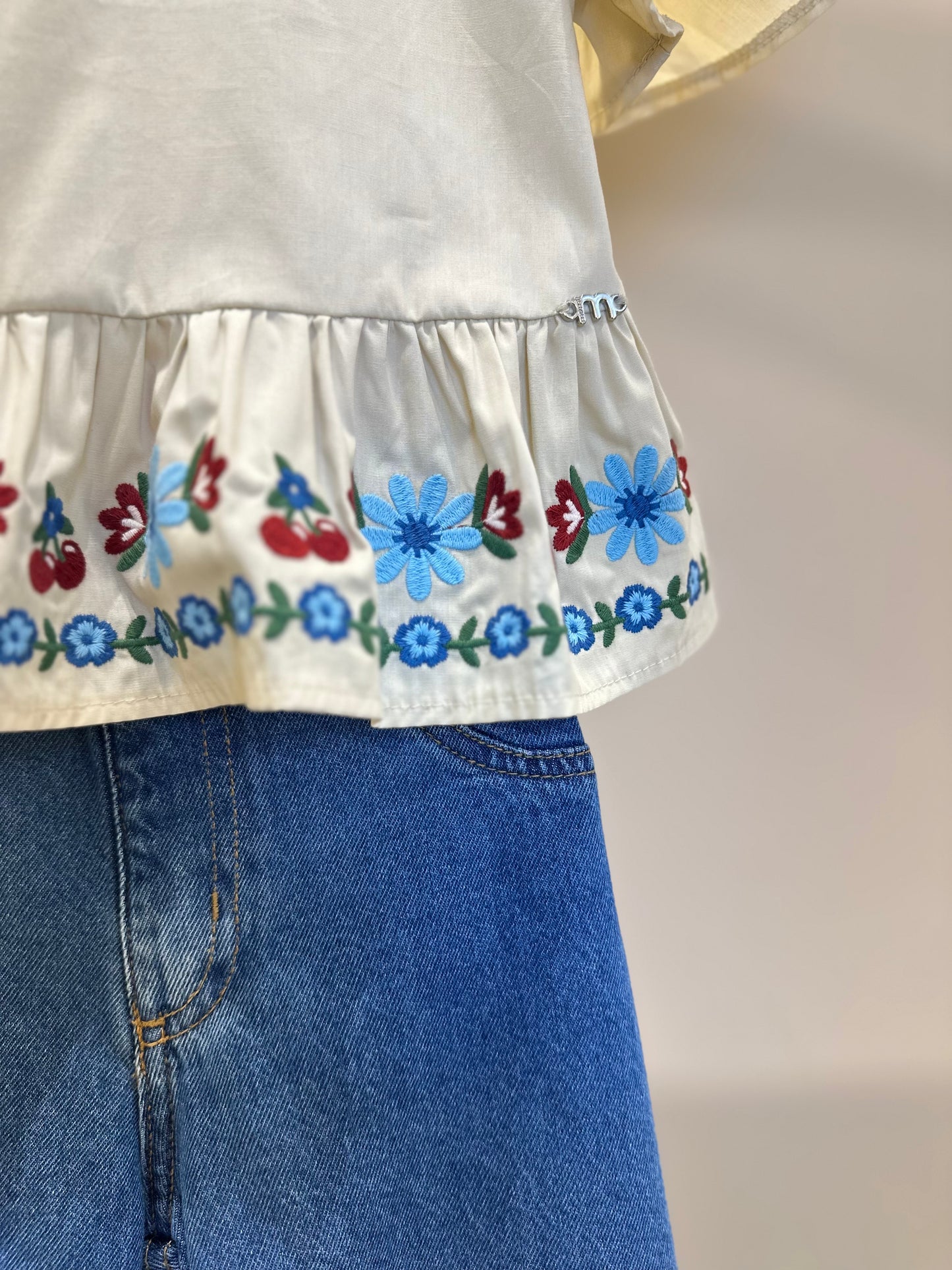 Conjunto Infantil Blusa Bordado Flores Bege e Calça Jeans Reta Laços - Momi