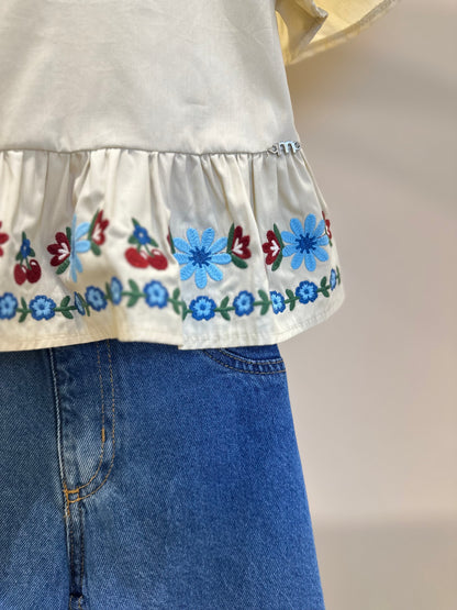 Conjunto Infantil Blusa Bordado Flores Bege e Calça Jeans Reta Laços - Momi