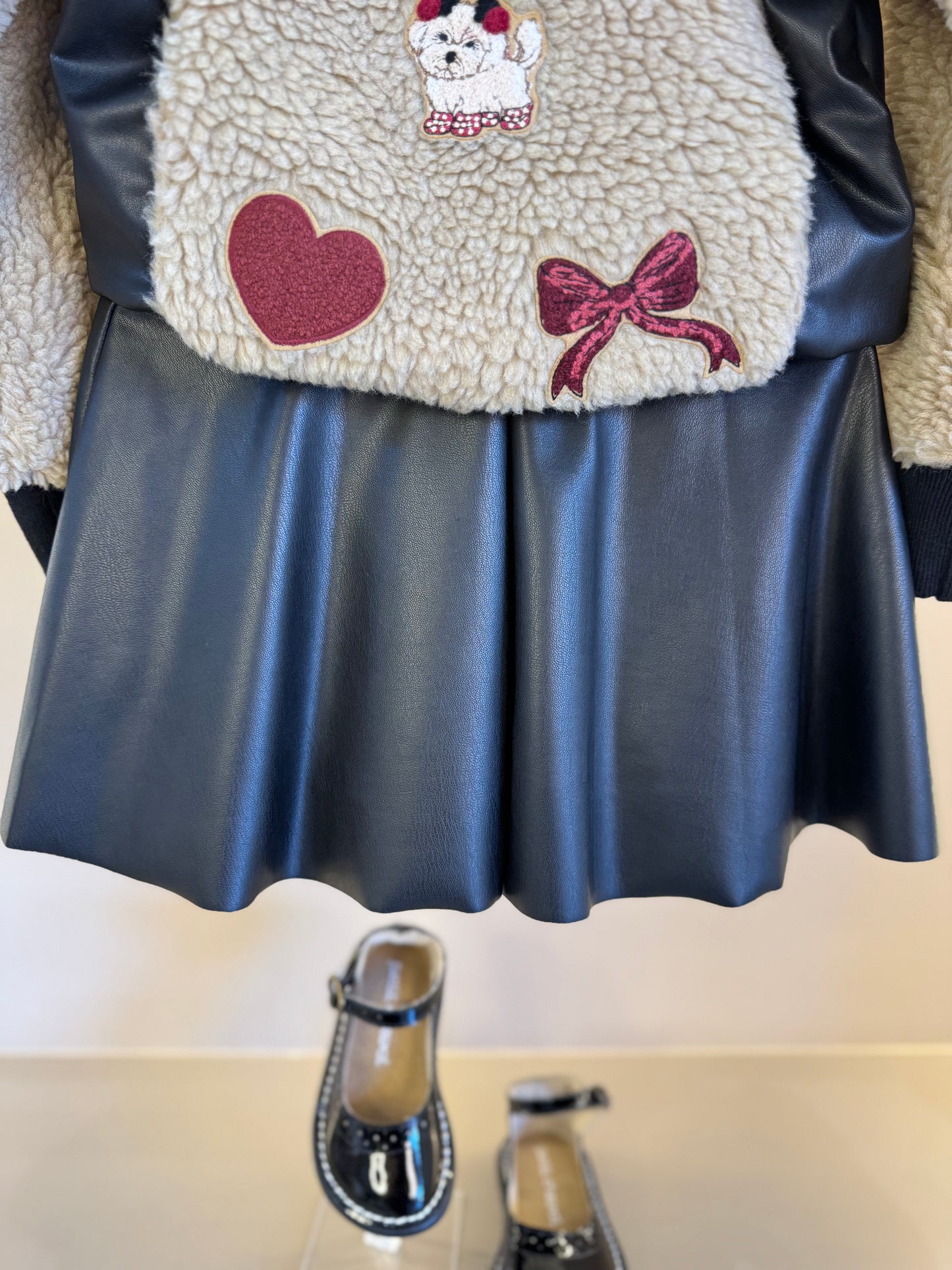 Conjunto Infantil Jaqueta Patches Couro Pele Carneirinho e Saia Evasê Couro Tech Preta - Pituchinhus