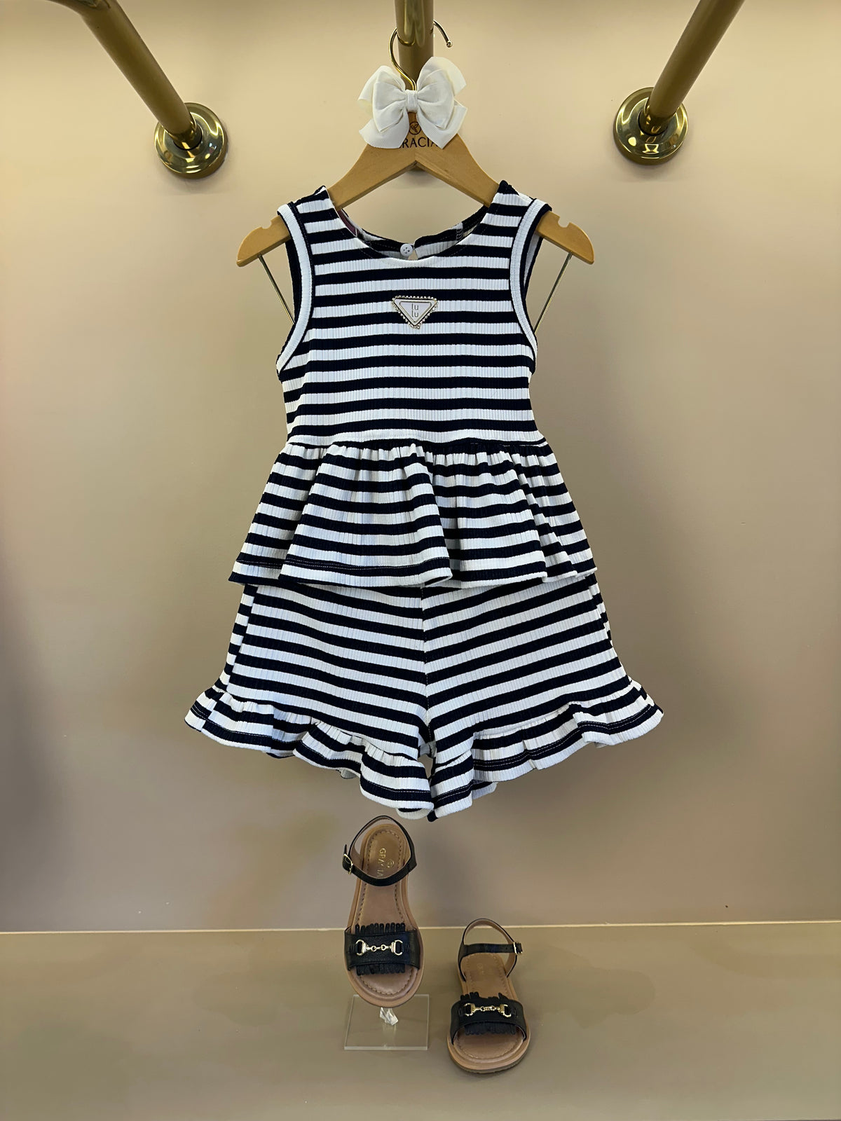 Conjunto Infantil Blusa Malha Listrada Com Amarração Nas Costas e Shorts Com Babadinho- Luluzinha