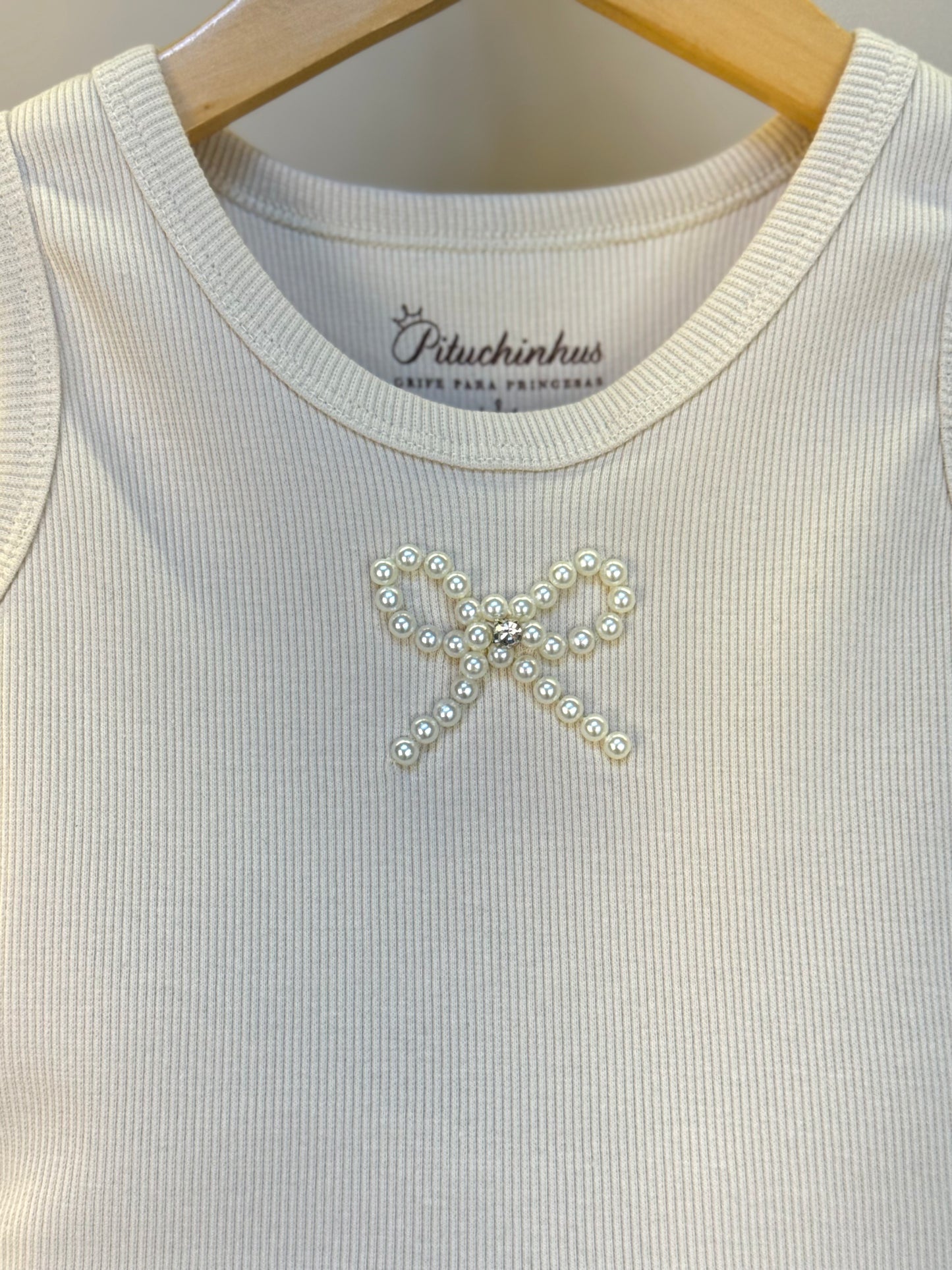 Conjunto Infantil Blusa Lacinho Bordado Bege e Saia-shorts Sarja Babadinho Bege - Pituchinhus