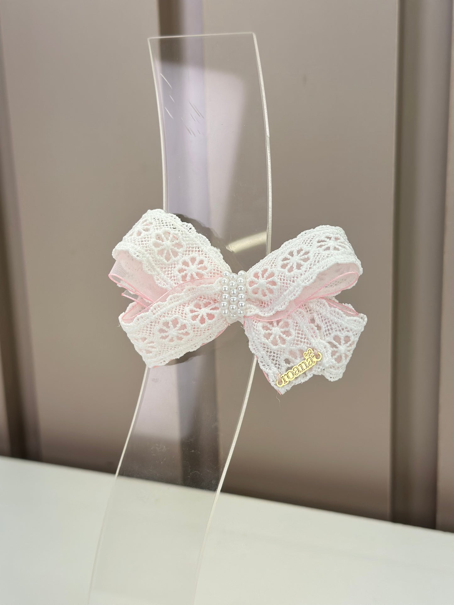 Laço Infantil em Renda e Organza com Pérolas Rosa - Roana