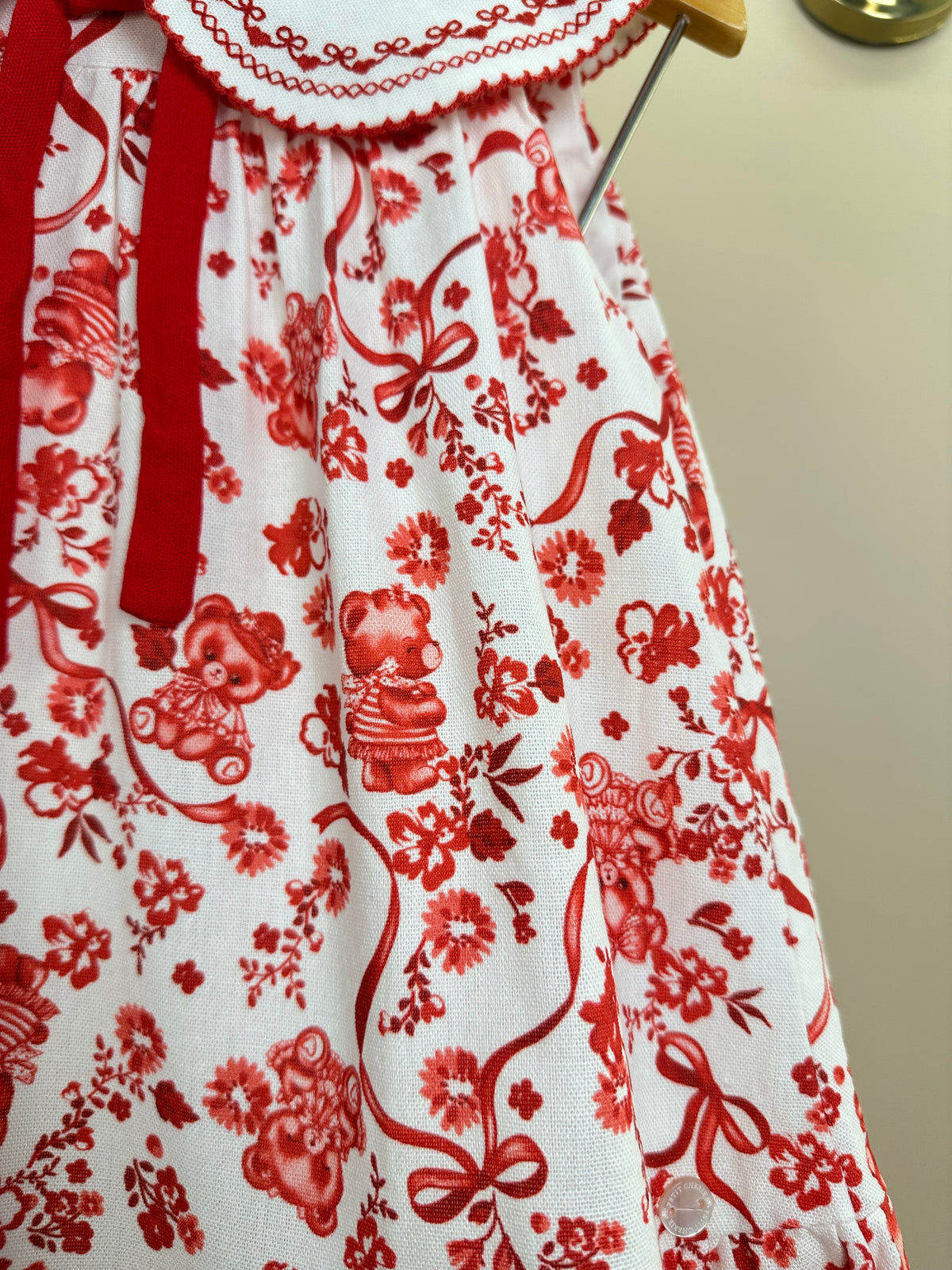 Vestido Infantil Linho Bordado Florais Vermelho - Petit Cherie