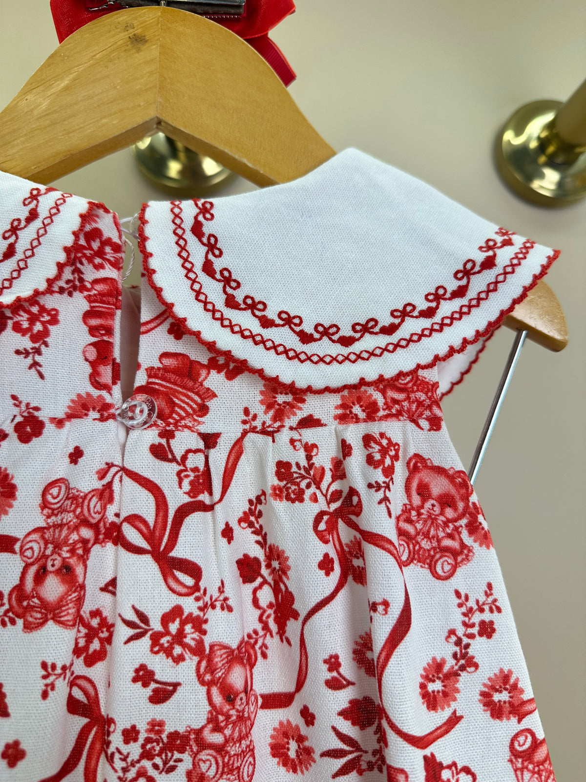 Vestido Infantil Linho Bordado Florais Vermelho - Petit Cherie