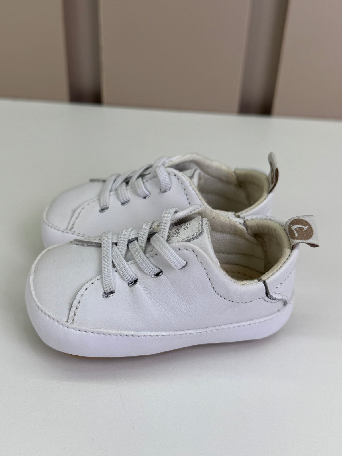 Sapatinho Bebê Snuggle Couro Branco - Tip Toey Joey
