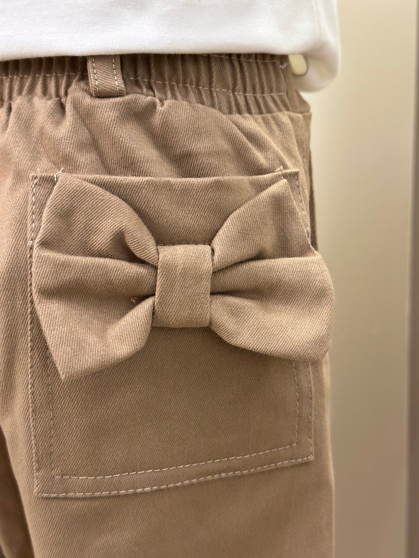 Conjunto Infantil Blusa Algodão Cotton Ursinha Colar Bordado e Calça Sarja Bolsos Laço Bege Escuro - Pituchinhus