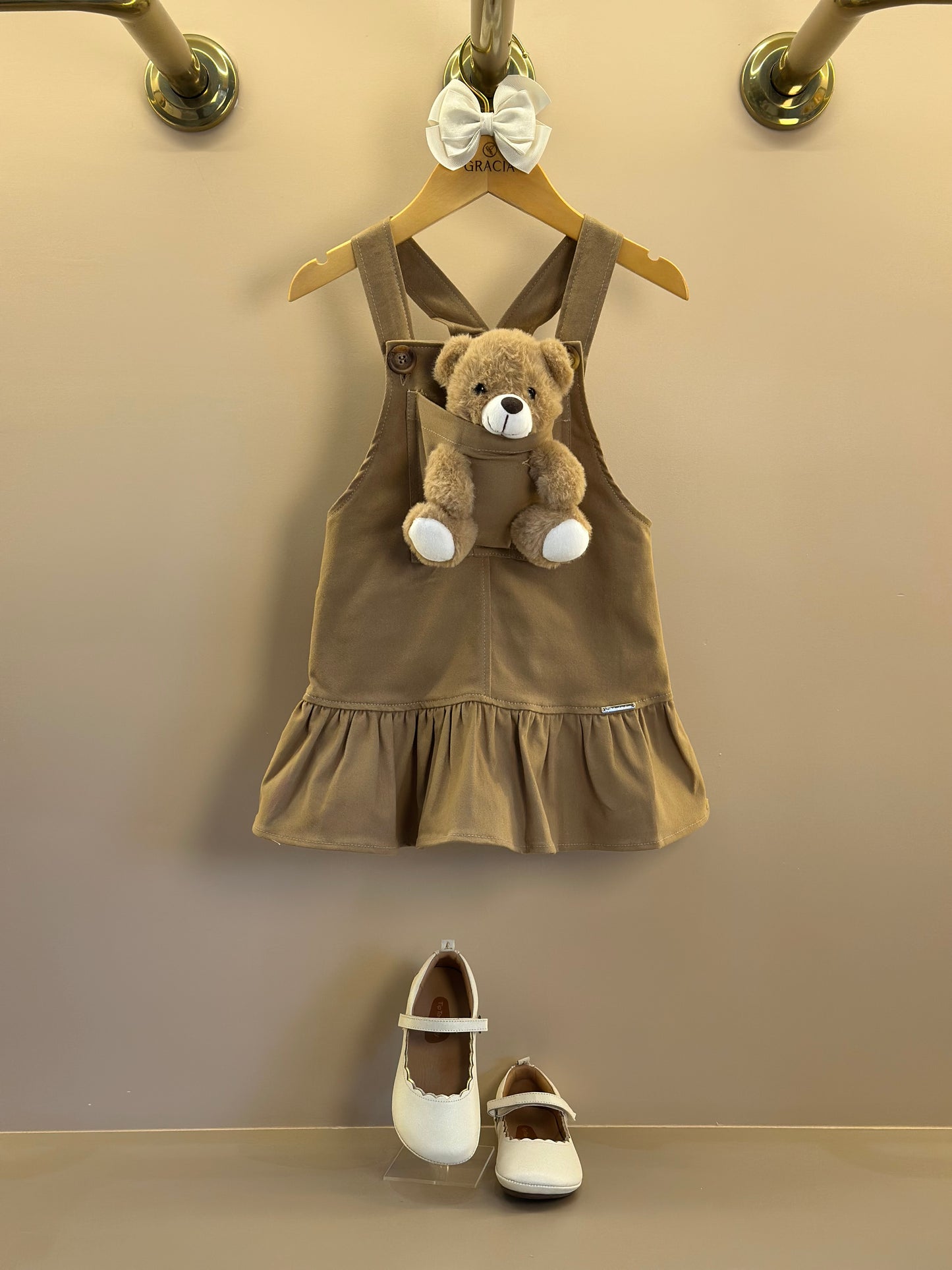 Jardineira Infantil  Sarja Ursinha Pelúcia Bege Escuro com Blusa ML Bordados Pérolas e Cristais  - Pituchinhus