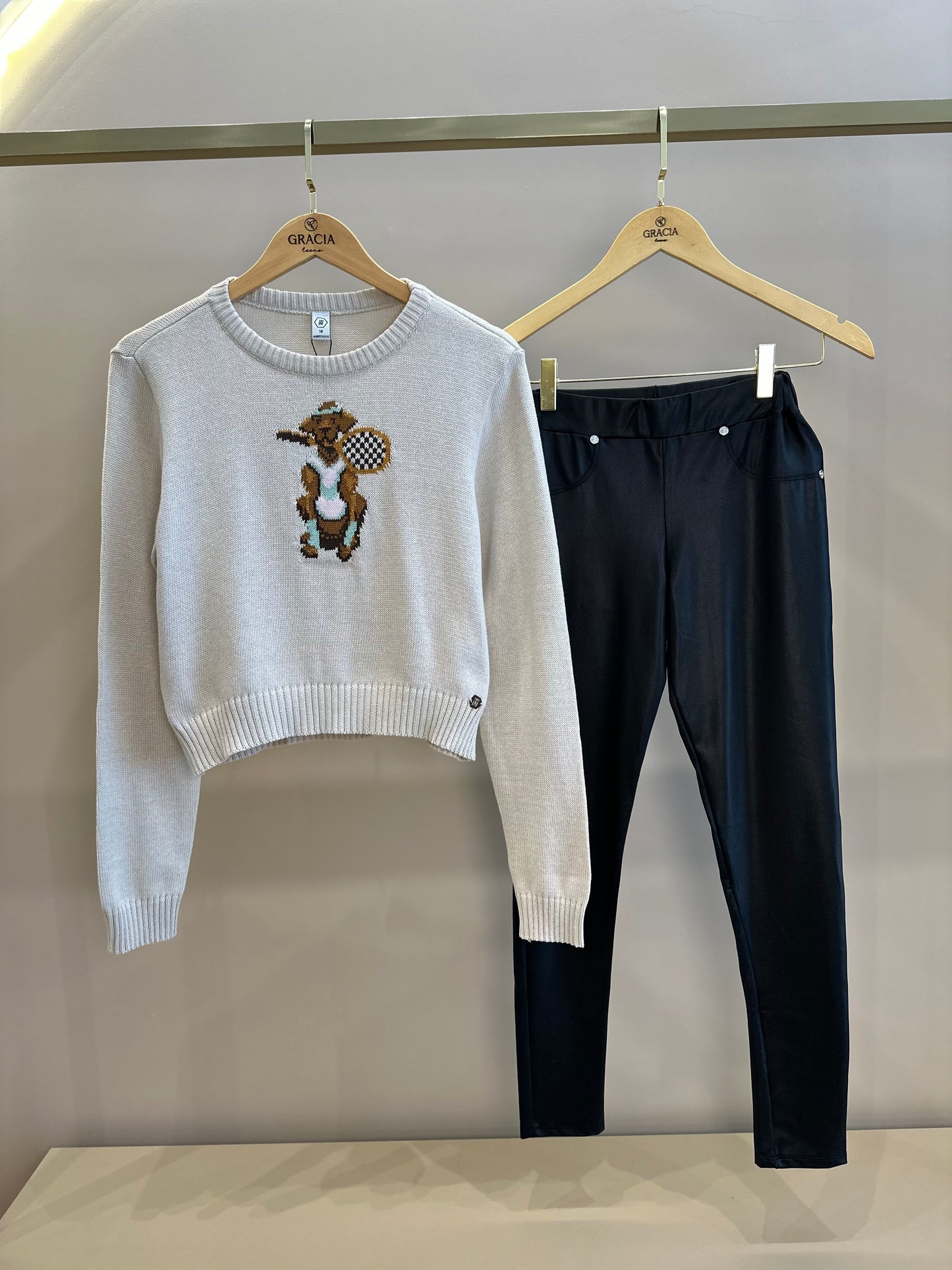 Conjunto Teen Blusa Suéter Tricot Dog Tennista E Calça Legging Cirrê com Bolsos Bege  - Two In