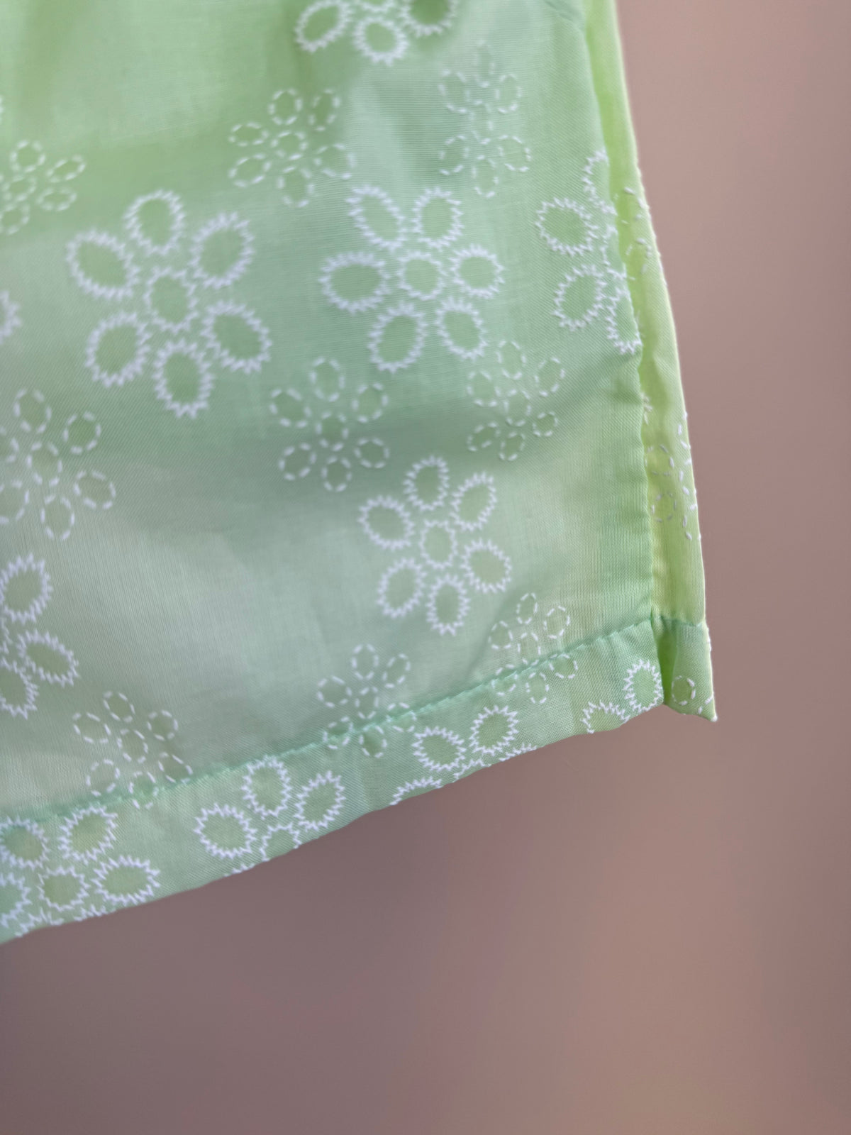 Conjunto Infantil Verde Blusa Com Babado Peplum e Shorts Com Bordado Inglês - Petit Cherie