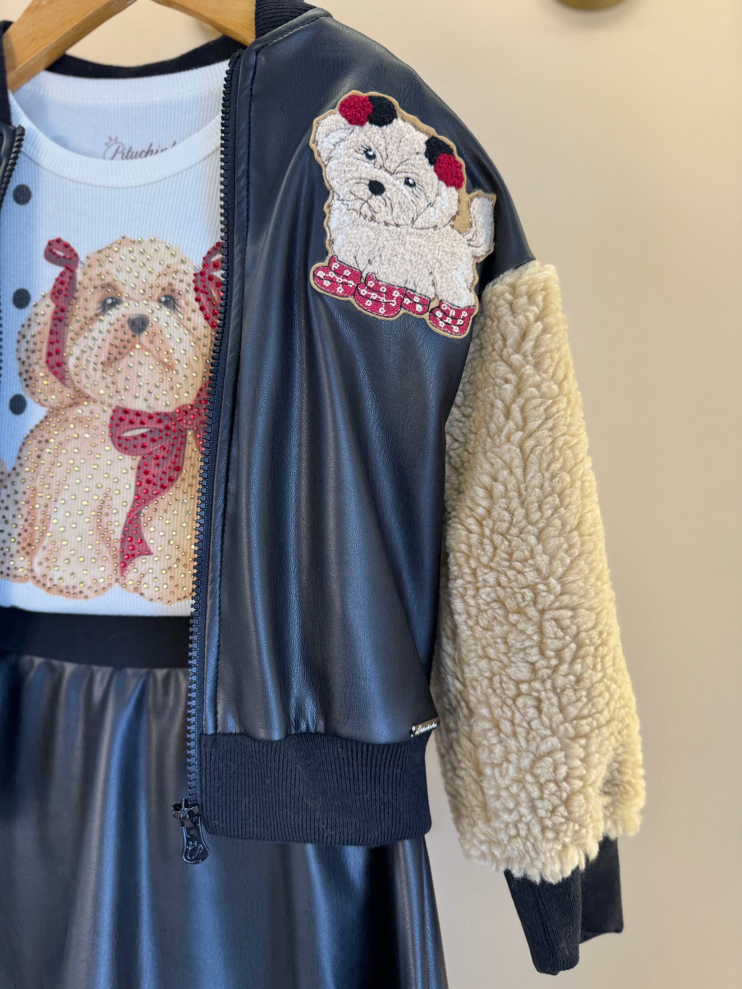 Conjunto Infantil Jaqueta Patches Couro Pele Carneirinho e Saia Evasê Couro Tech Preta - Pituchinhus