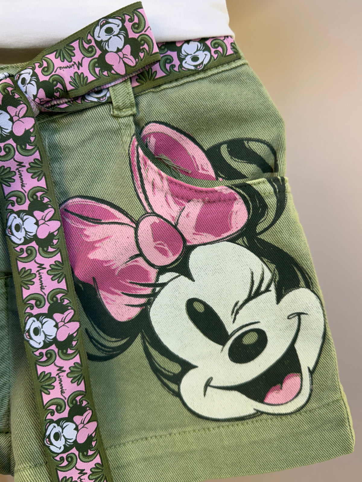 Conjunto Infantil Blusa Minnie Faixa Estilizada e Shorts Minnie Mouse Verde Forest - Animê
