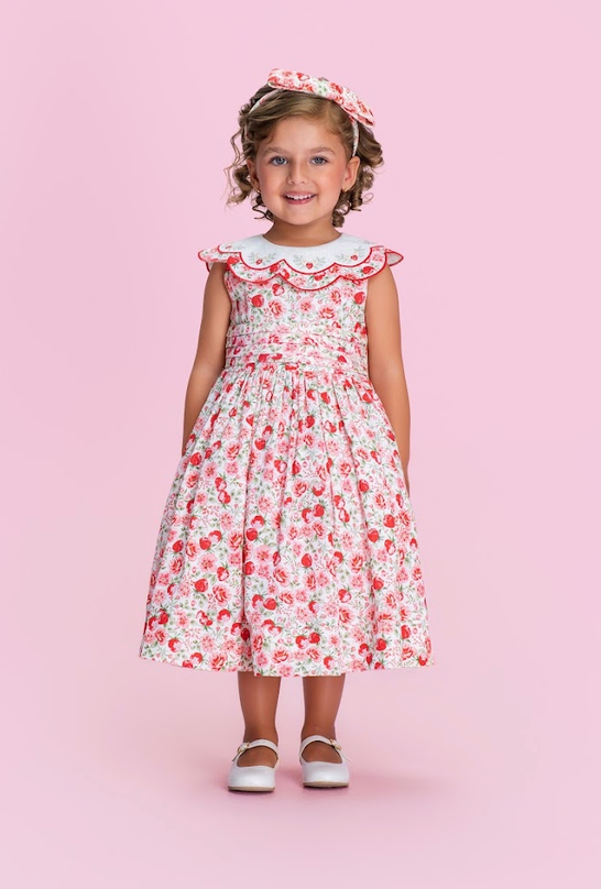 Vestido Infantil Estampa de Flores e Morangos Vermelho com Gola de Babados Bordado - Petit Cherie