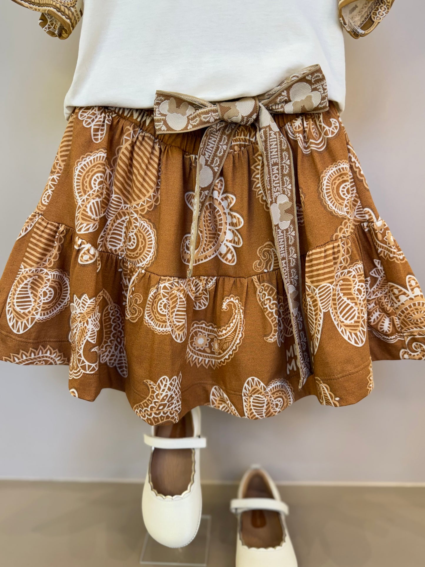 Conjunto Infantil Blusa Detalhes Mangas Paisley e Saia Estampada Paisley - Animê