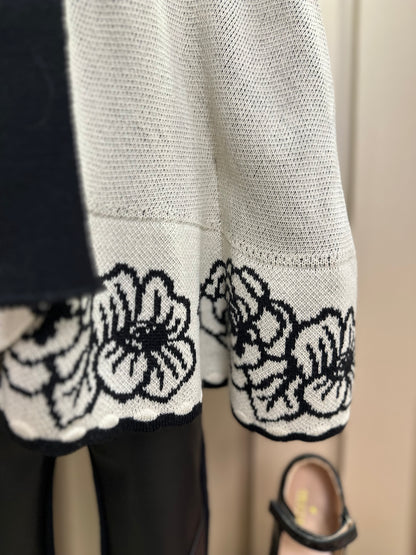 Conjunto Infantil Poncho Conceito Cru e Flores e Laço Preto e Calça Essentials Couro Tech Preta - Animê