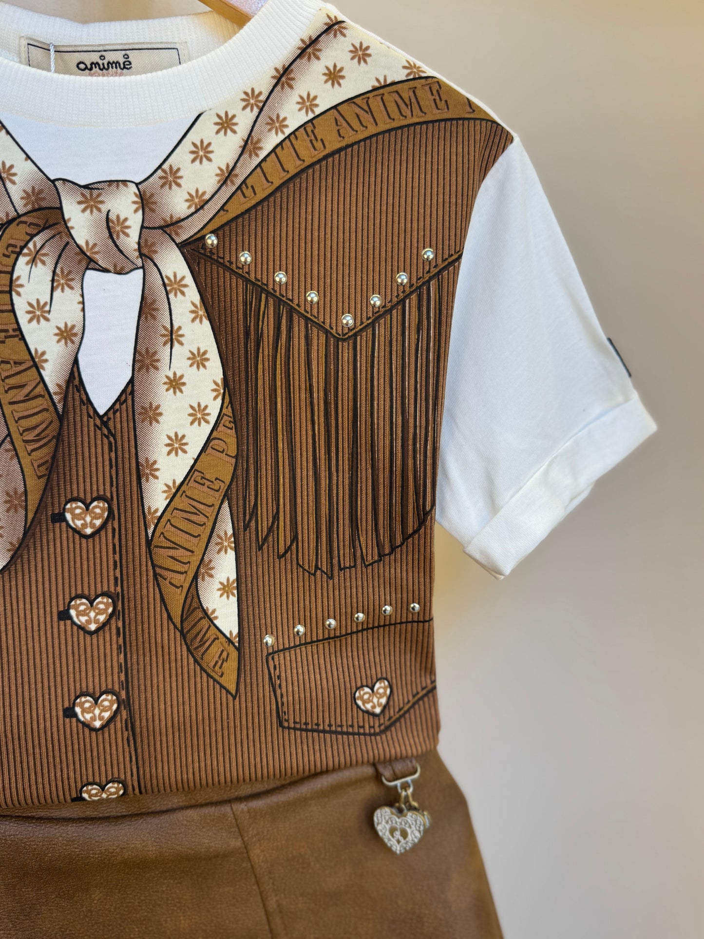 Conjunto Infantil Blusa Estampa Colete Lenço e Saia De Couro Tech Marrom - Animê