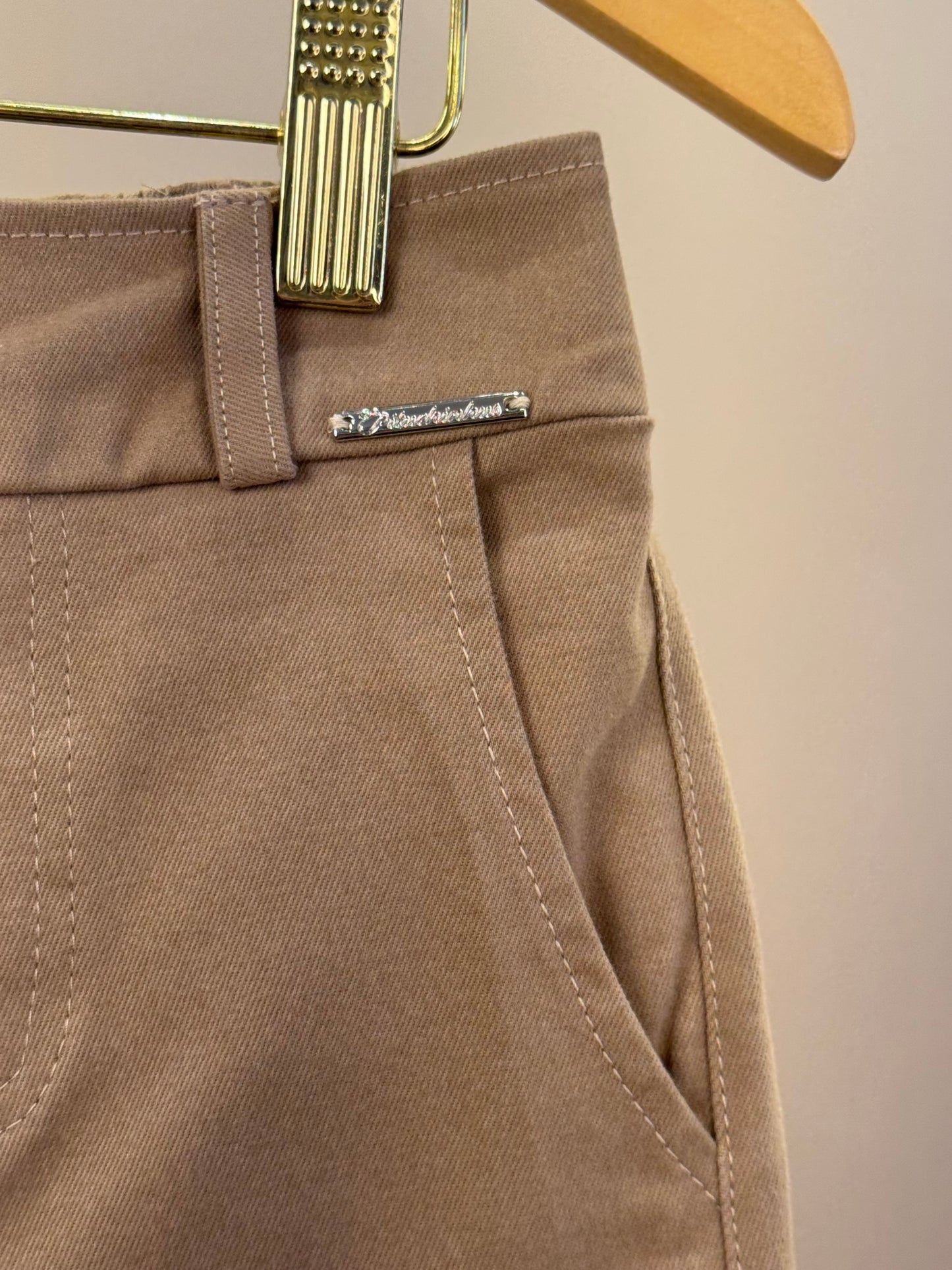 Calça Infantil Sarja Bolsos Laço Bege Escuro - Pituchinhus