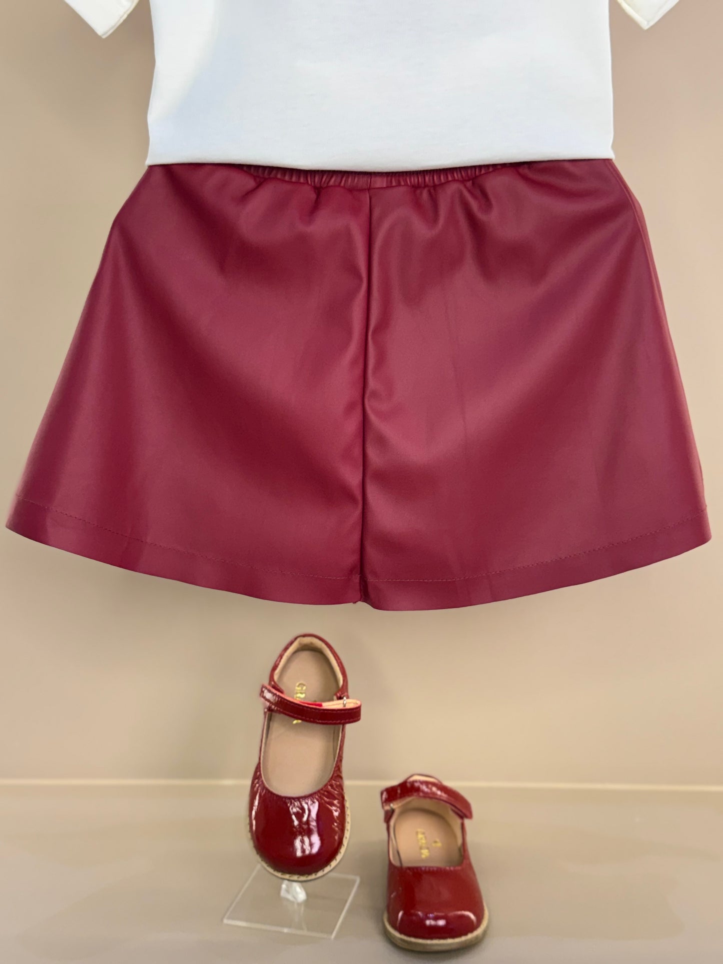 Conjunto Infantil Blusa Hello Kitty Strass e Saia Infantil Couro Tech Recortes Cramberry - Momi