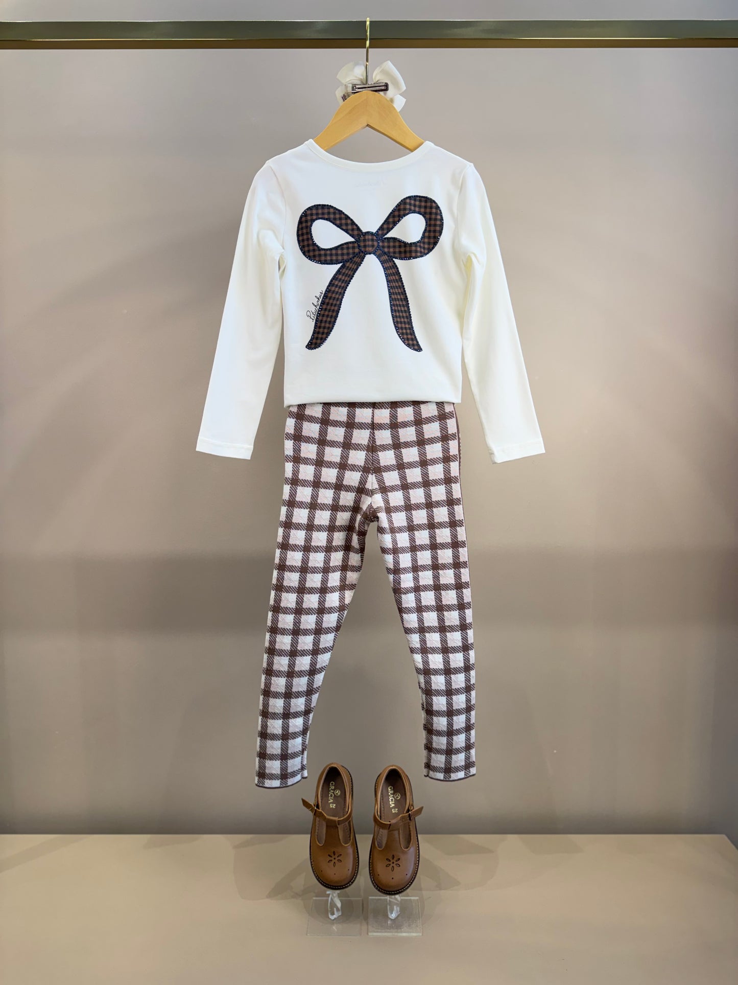 Conjunto Infantil Blusa Off White Estampa Laços E Legging Tricot Xadrez Marrom -  Pituchinhus