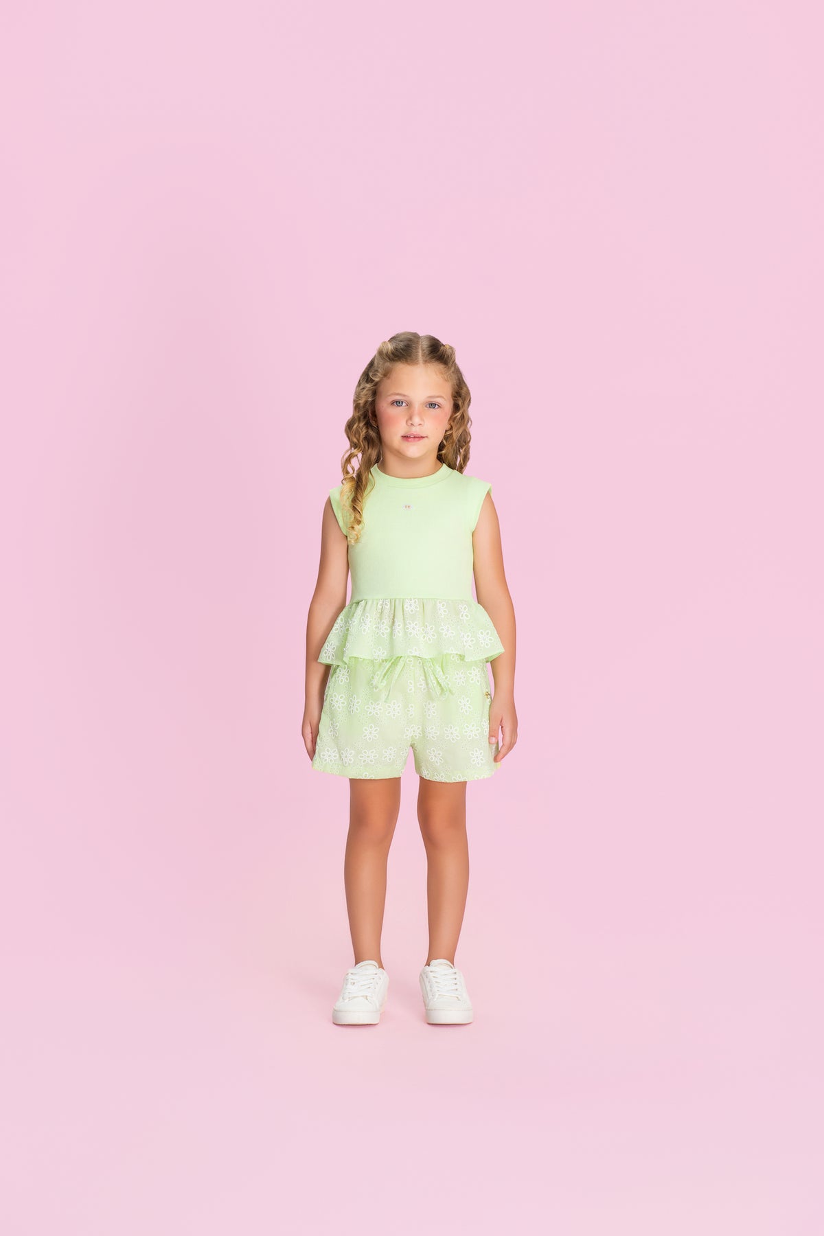Conjunto Infantil Verde Blusa Com Babado Peplum e Shorts Com Bordado Inglês - Petit Cherie