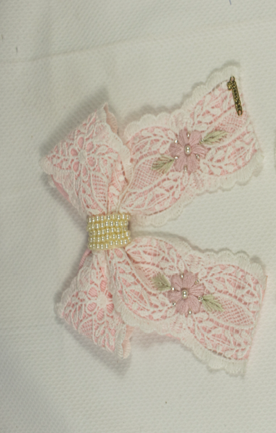 Laço Infantil Duplo Revestido Renda Bordado Flor Miolo Pérolas Branco/Rosa - Roana