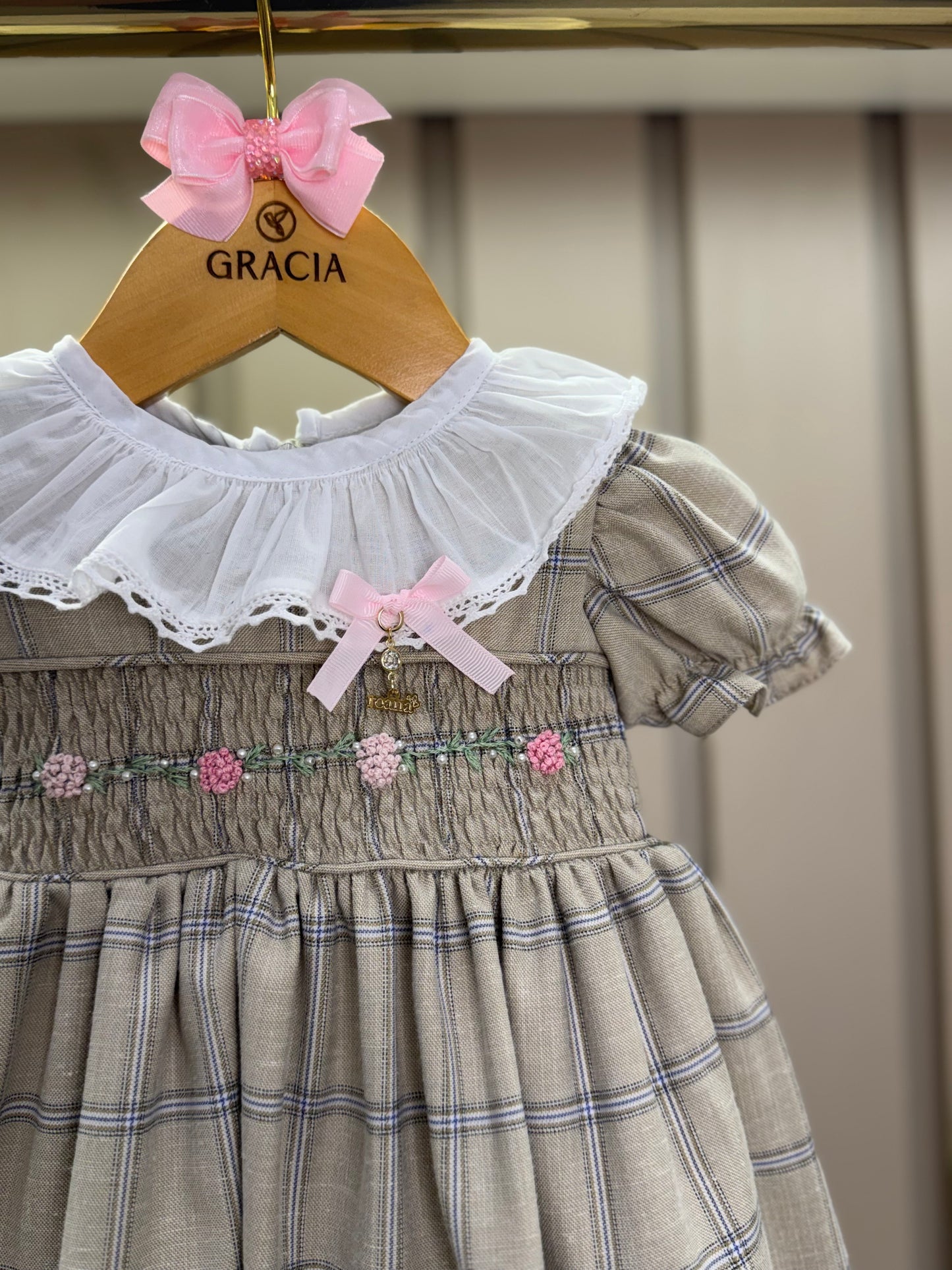 Vestido Infantil Clássico Bege Bordado Flores e Golinha - Roana