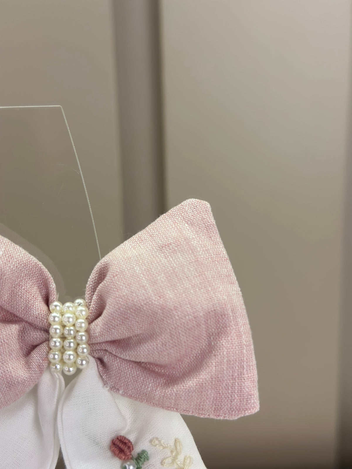 Laço Infantil Rosa Pontas Off White Pérolas e Bordados - Roana