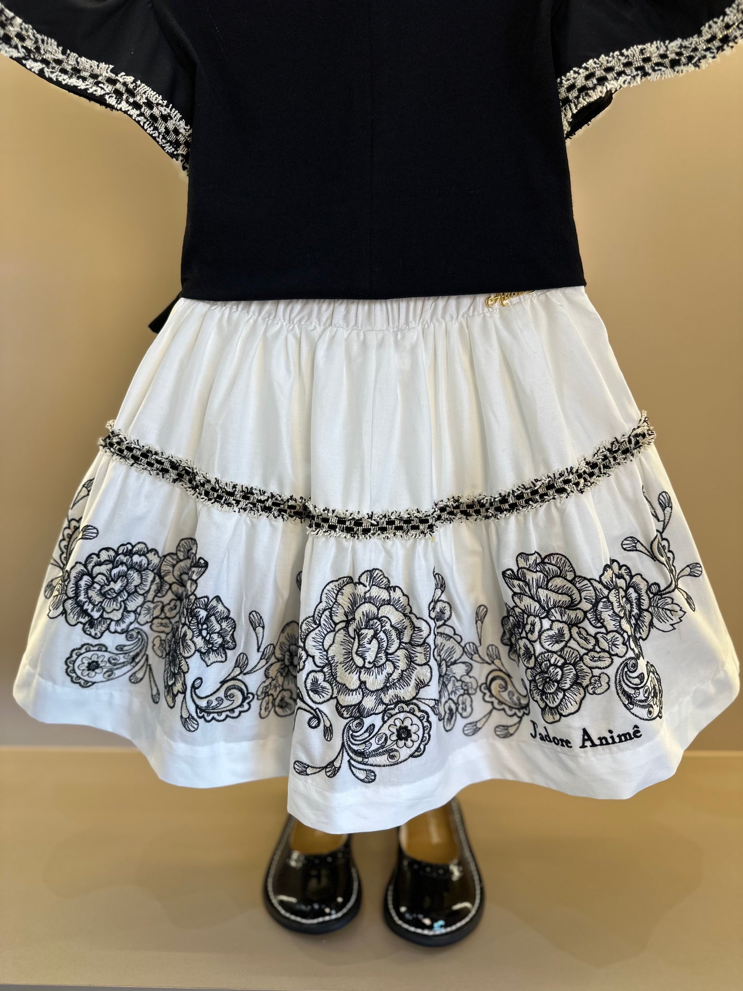 Conjunto Infantil Blusa Preta Detalhes Mangas e Saia Branca Flores - Animê