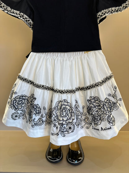 Conjunto Infantil Blusa Preta Detalhes Mangas e Saia Branca Flores - Animê
