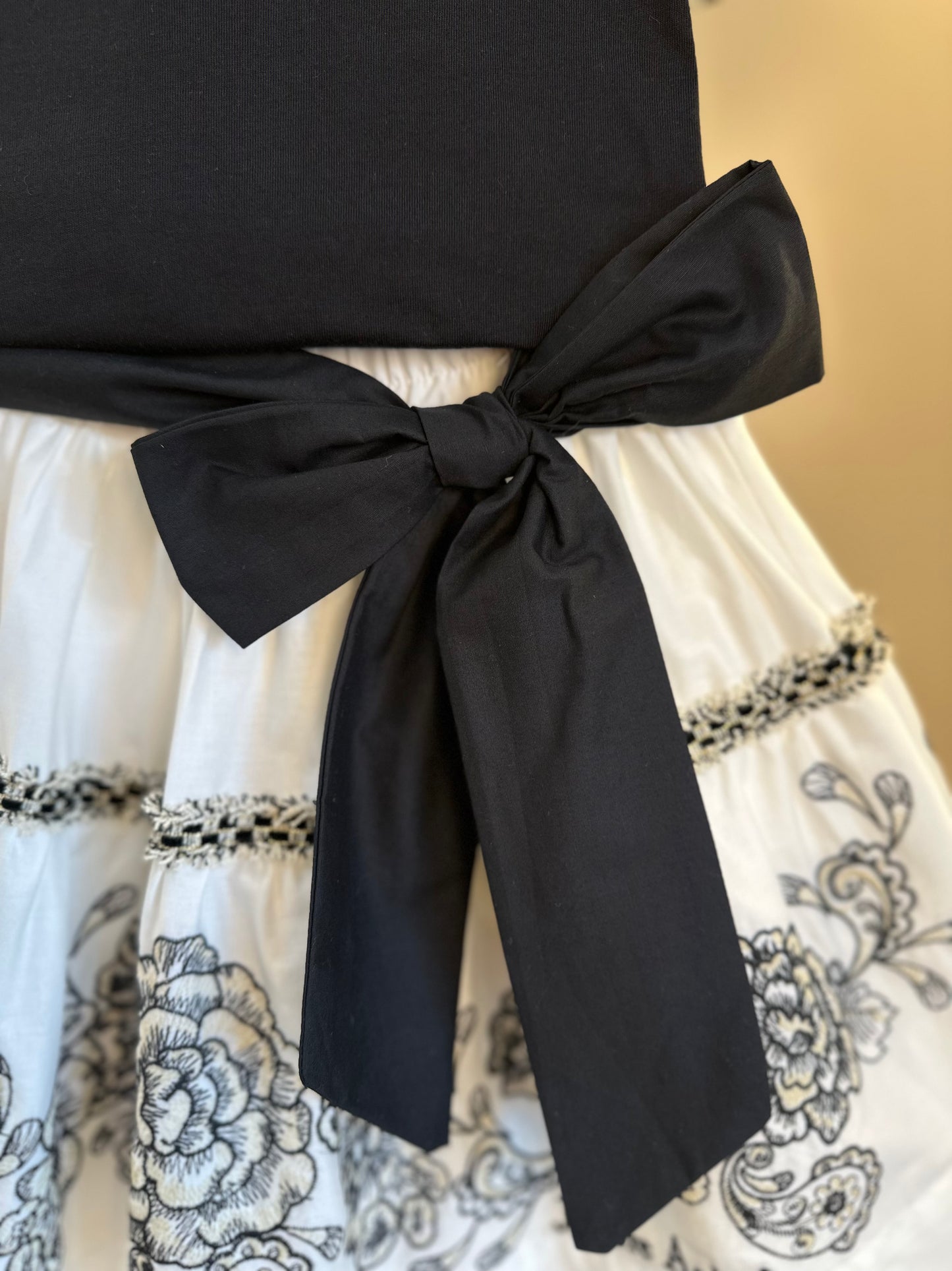 Conjunto Infantil Blusa Preta Detalhes Mangas e Saia Branca Flores - Animê