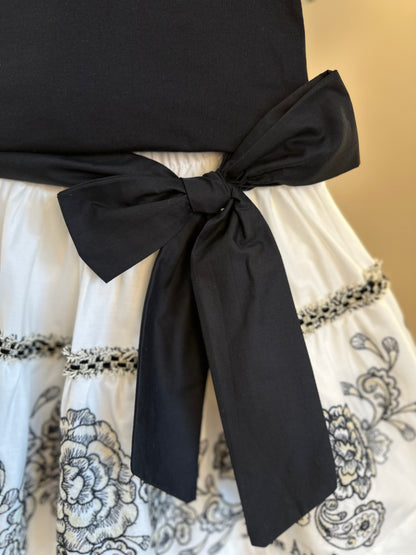 Conjunto Infantil Blusa Preta Detalhes Mangas e Saia Branca Flores - Animê