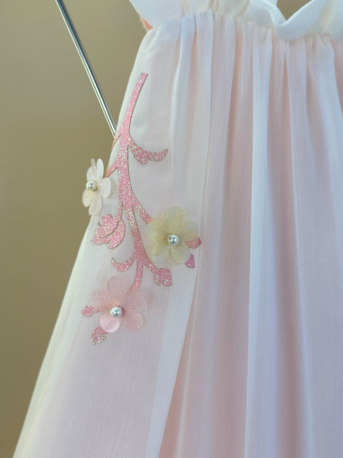 Vestido Infantil Fluído com Babados e Aplicacão Buque de Flores Salmão - Gabriela Aquarela
