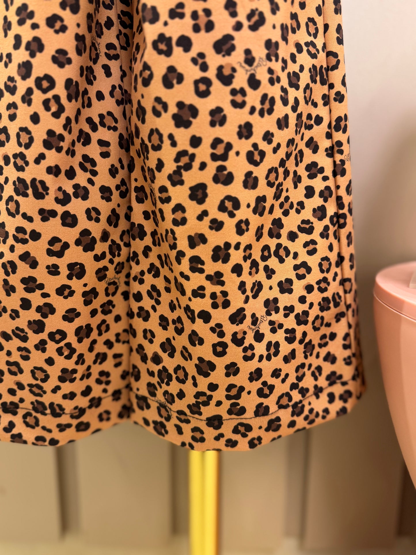 Conjunto Infantil Blusa  Ursinha Moldura Cristais e Calça  Sarja Reta Bolsos Oncinha - Pituchinhus