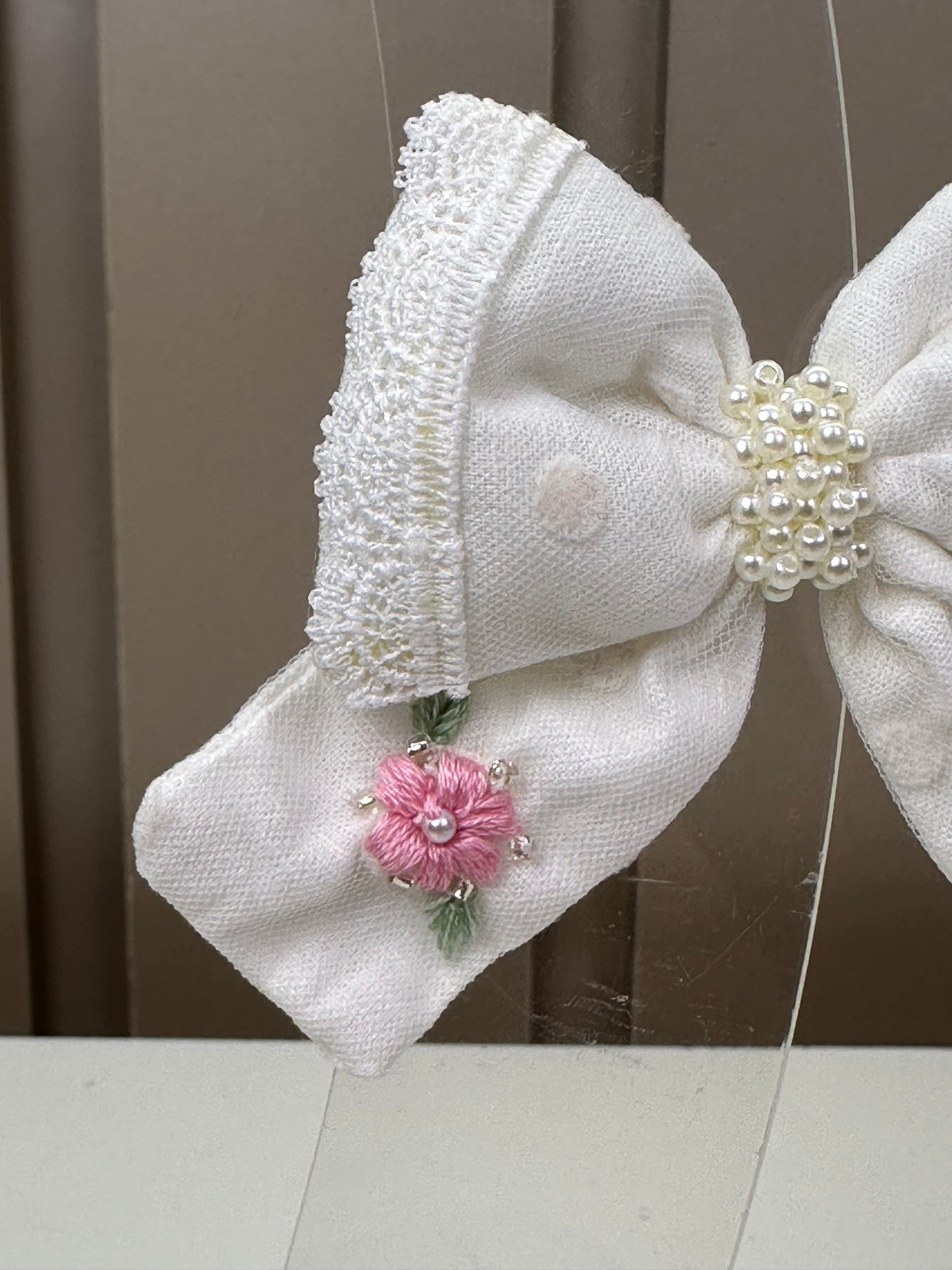 Laço Infantil Puffer Pontas Marfim Aplicação Rendas e Pérolas Flores Bordadas - Roana