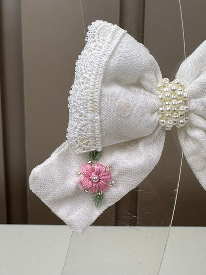 Laço Infantil Puffer Pontas Marfim Aplicação Rendas e Pérolas Flores Bordadas - Roana