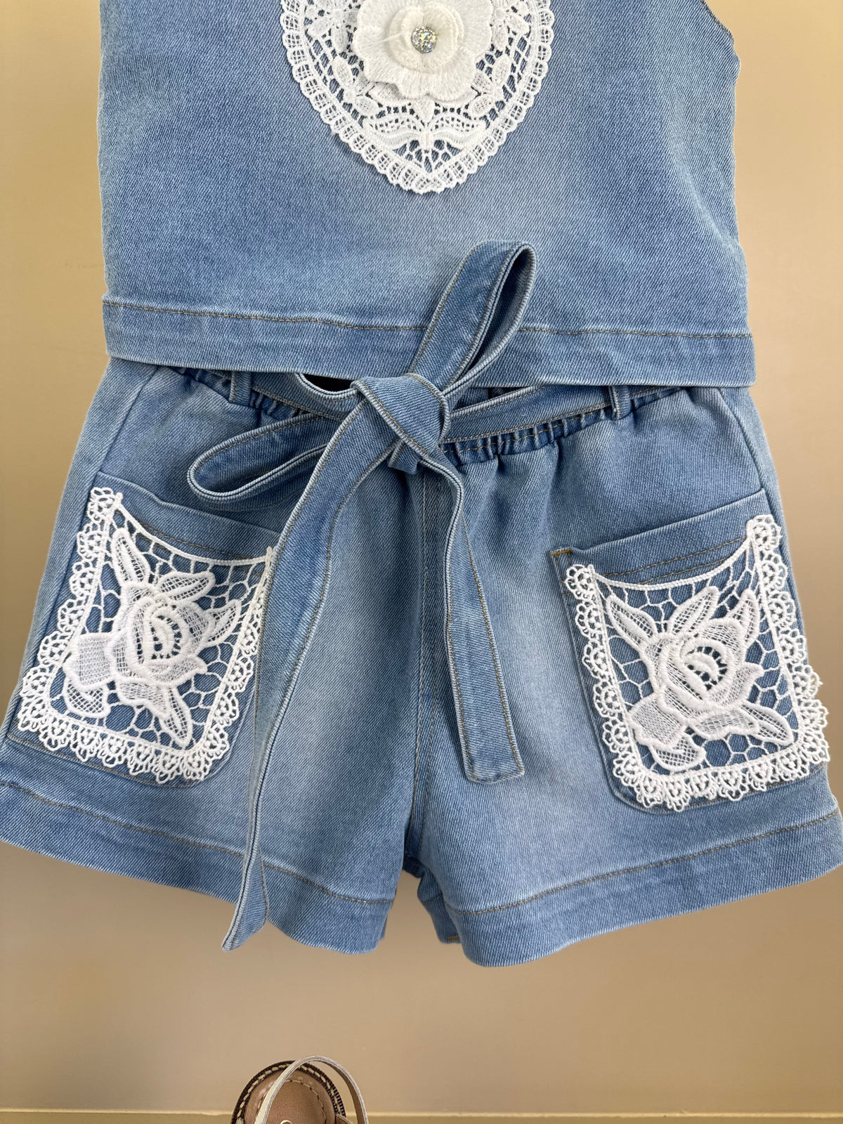 Conjunto Infantil Jeans Blusa Detalhes Em Renda e Shorts Cargo - Gabriela Aquarela
